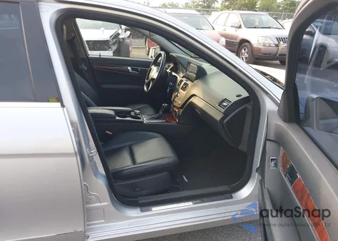 2011 Mercedes-Benz C 300 Luxury 4Matic/Sport 4Matic из США, поврежденный, VIN WDDGF8BB4BR162261